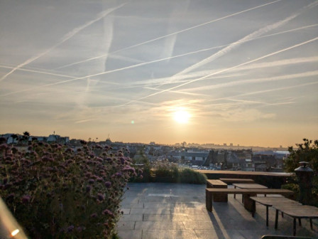 Lever de soleil sur les toits de Paris un matin de septembre