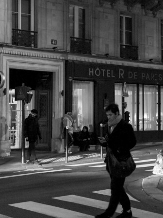 Là sans être là, un homme traverse la rue le nez dans son smartphone, absent à son environnement.