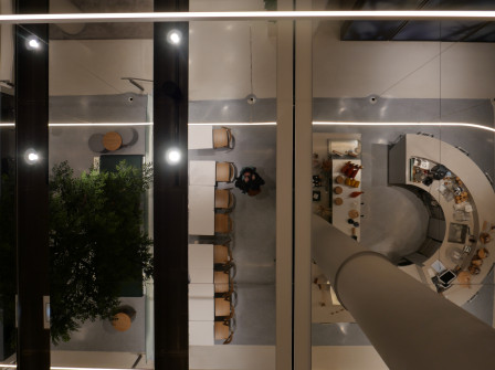 Moi, seule dans l'immense hall d'entrée du bureau, en train de prendre en photo mon reflet dans les miroirs du plafond.