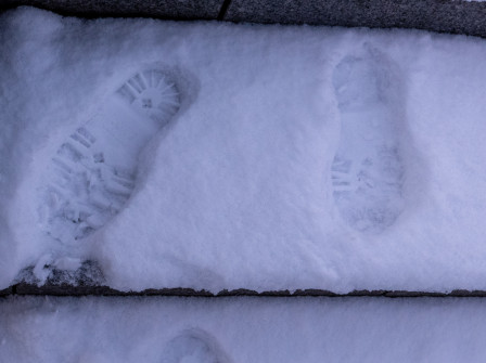 L'empreinte de mes bottes plantées dans la neige.